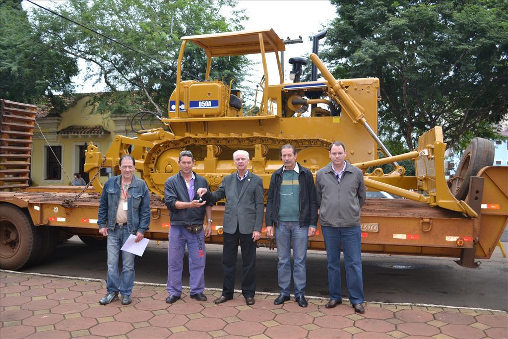 Após reforma, trator de esteiras volta atender comunidade 